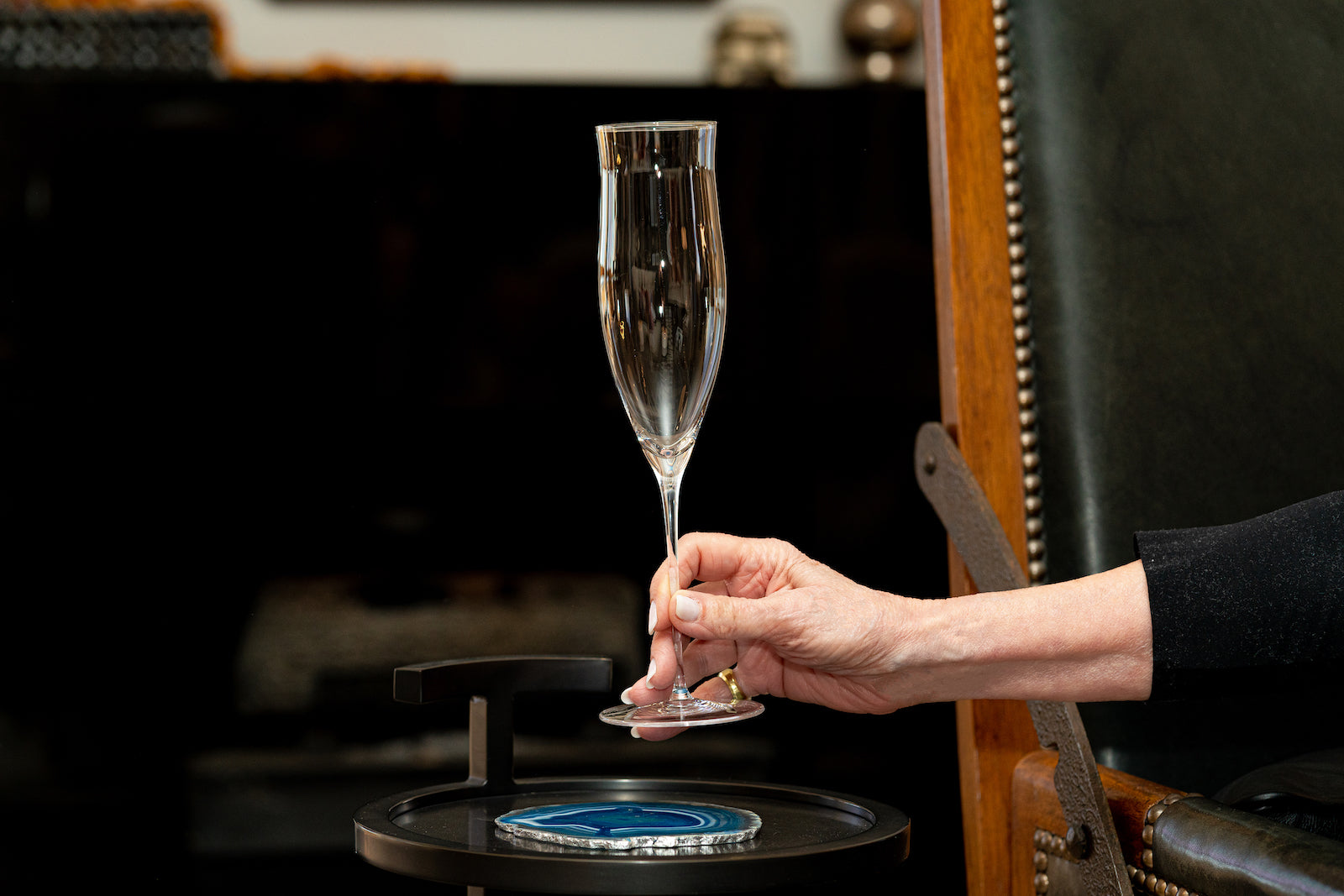 How to Hold a Champagne Glass: 3 Methods for Flavor and Temperature
